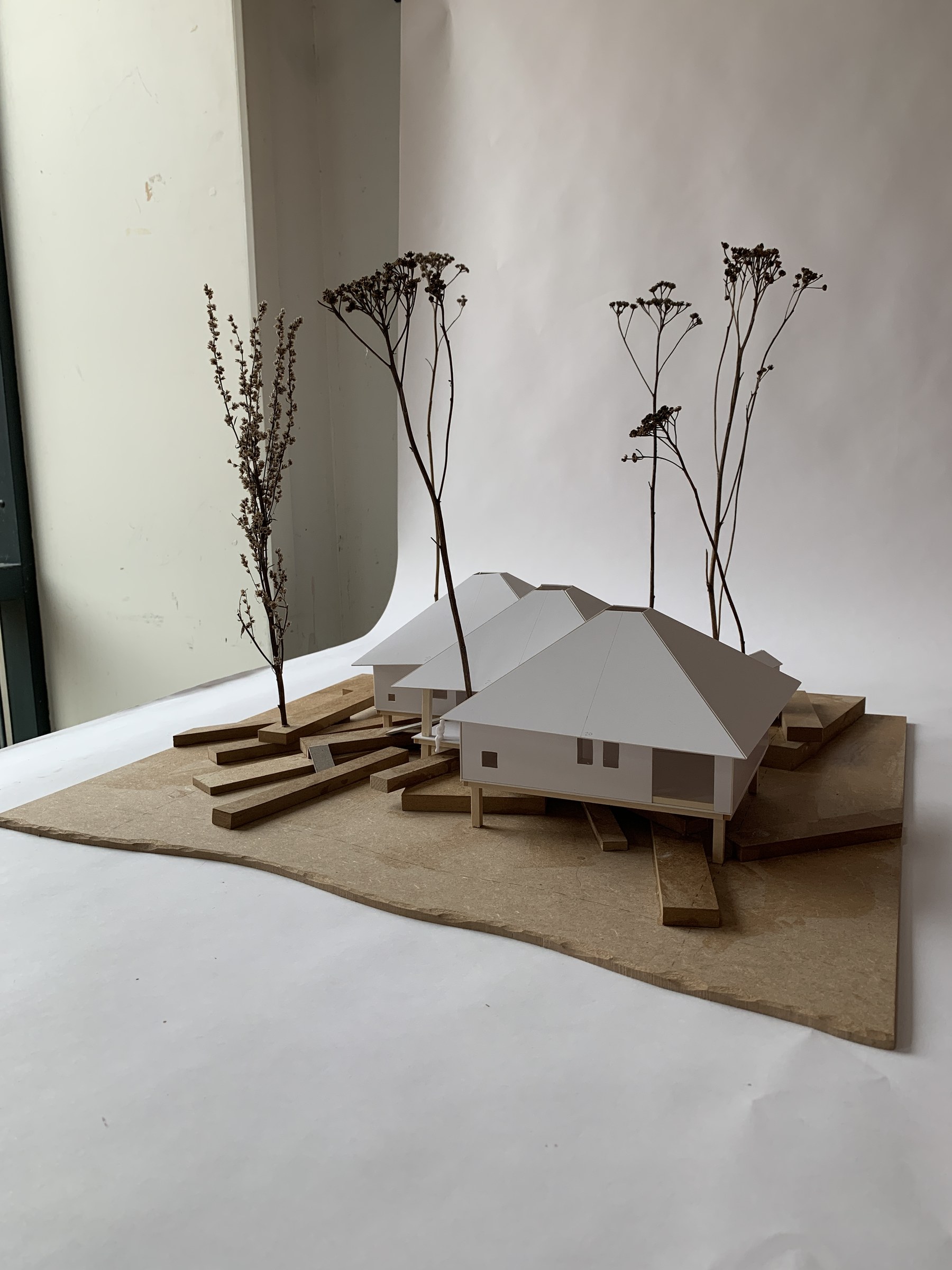 Fysisk studiemodel af tre huse med sadeltag